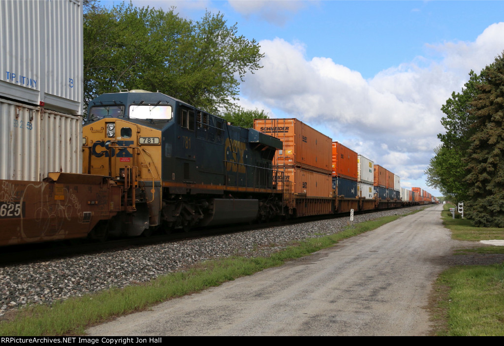 Working as the DPU, CSX 781 heads away midtrain on Q015